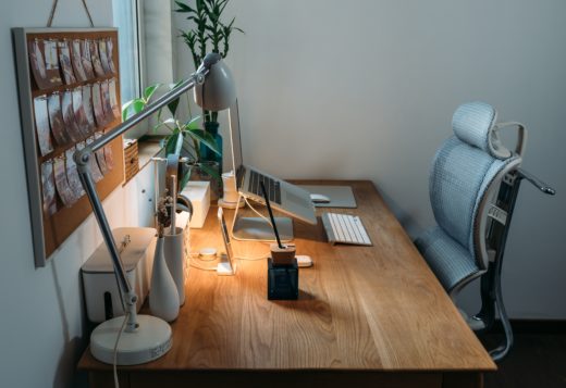 samule sun 645270 unsplash 520x357 - 6 conseils ergonomiques pour vous débarrasser de vos maux de dos en position assise au bureau