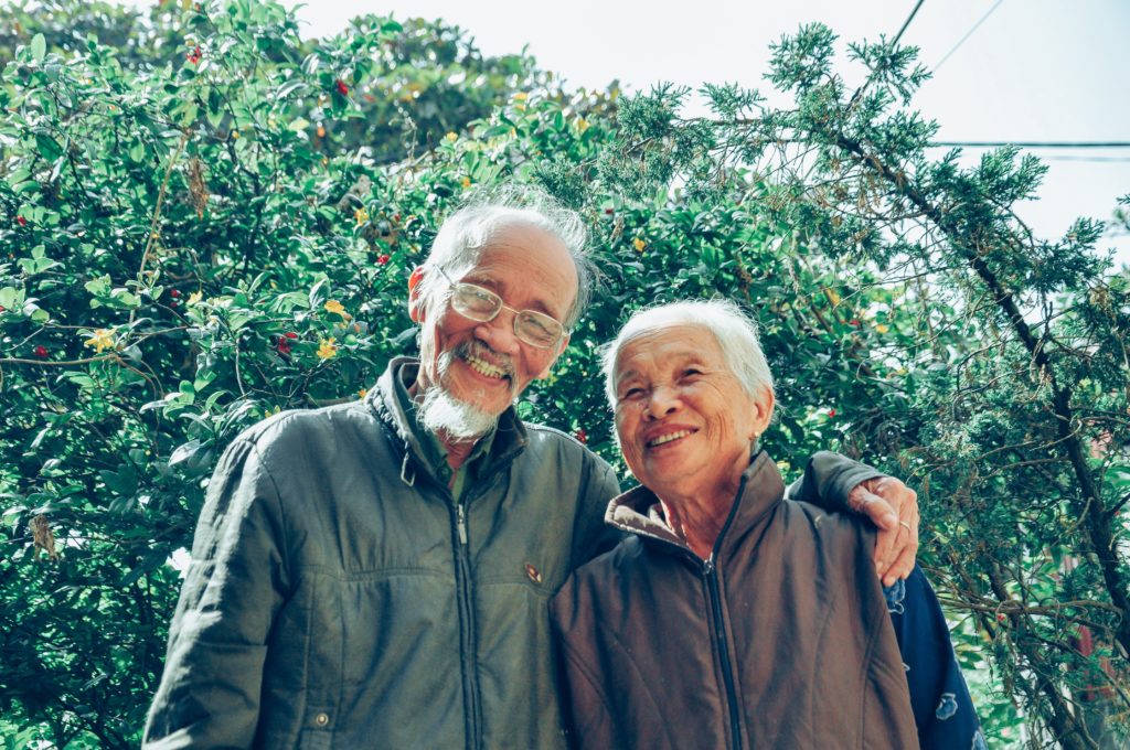 adults affection couple 1642883 1 1024x680 - La science derrière le secret des centenaires de l’île d’Okinawa au Japon