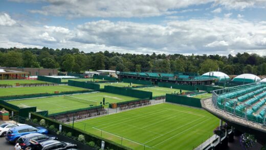 grass court 520x293 - Explore les 3 Principaux Types de Terrains de Tennis: Gazon